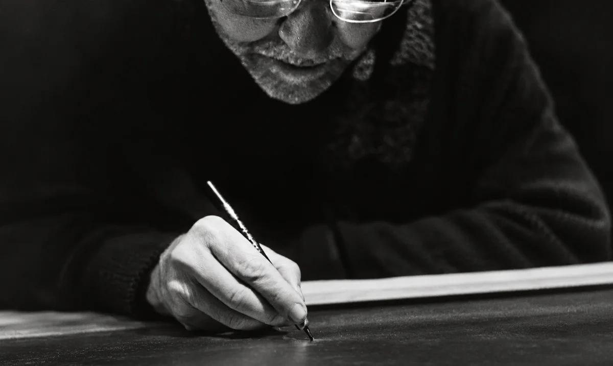 Antonio Alegre Cremades grabando a buril, 2004